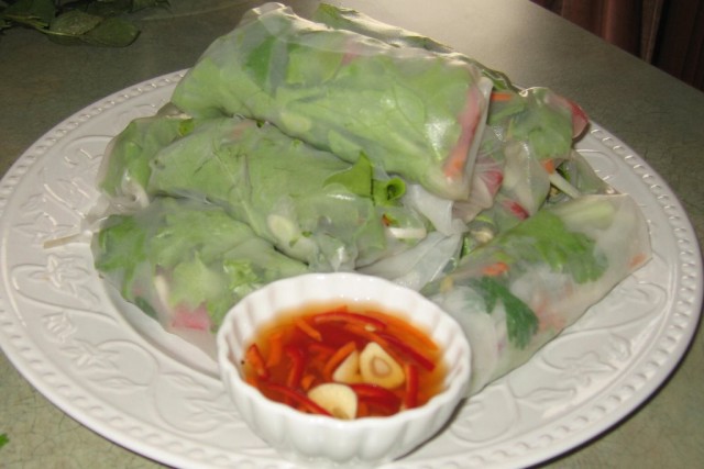 Fresh Spring Rolls & Dipping Sauce Fresh Spring Rolls & Dipping Sauce